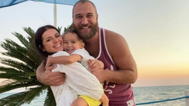 Ханумак выехал к сыну за границу и намекнул, что не вернется в Украину instagram.com/hanumak Ханумак выехал к сыну за границу и намекнул, что не вернется в Украину instagram.com/hanumak