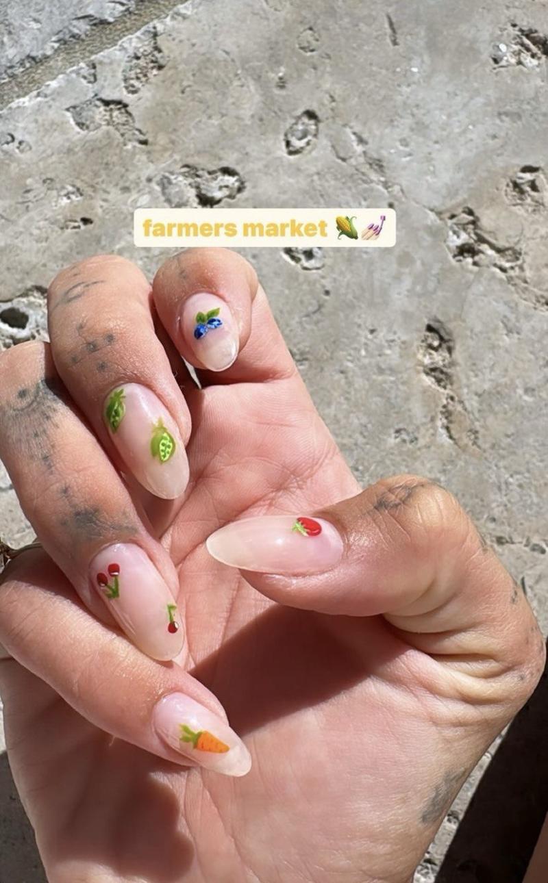 Маникюр Хейли Бибер (фото: instagram haileybieber) Маникюр Хейли Бибер (фото: instagram haileybieber)