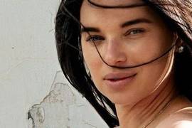 Жена Усика показала ноги в коротких шортах, прислонившись к нему