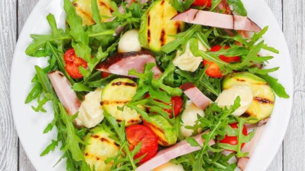 Рецепт дня: салат с жареными кабачками, мясом и помидорами Рецепт дня: салат с жареными кабачками, мясом и помидорами