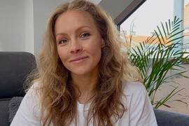 Шоптенко с голыми ногами искусно подвигалась для черно-белого видео