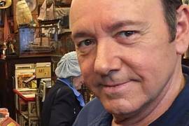 Кевин Спейси показал награду, которую ему вручили в одной из любимых стран