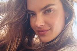 Амбросио сверкнула ягодицами в красном купальнике на фоне гавайских скал