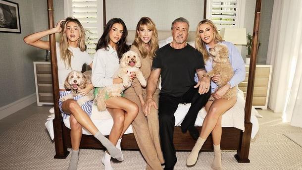 Сталлоне показал жену-красавицу и поздравил ее с 56-летием instagram.com/officialslystallone Сталлоне показал жену-красавицу и поздравил ее с 56-летием instagram.com/officialslystallone