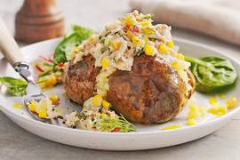 Рецепт картофеля в мундире с тунцом и кукурузой
