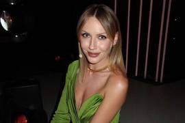 Леся Никитюк показала ягодицы и бедра в платье с отверстиями