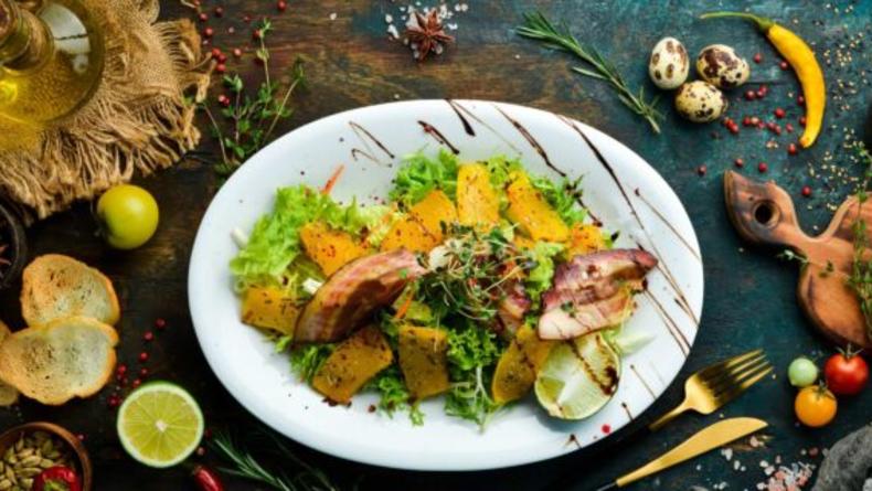 Рецепт дня: салат с запечённой тыквой и беконом