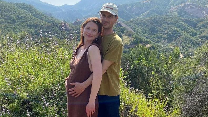 Звезда «Гарри Поттера» Бонни Райт поздравила сына с первым днем рождения Звезда «Гарри Поттера» Бонни Райт поздравила сына с первым днем рождения