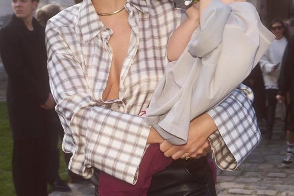 Эмили Ратаковски с сыном на модном показе instagram.com/emrata