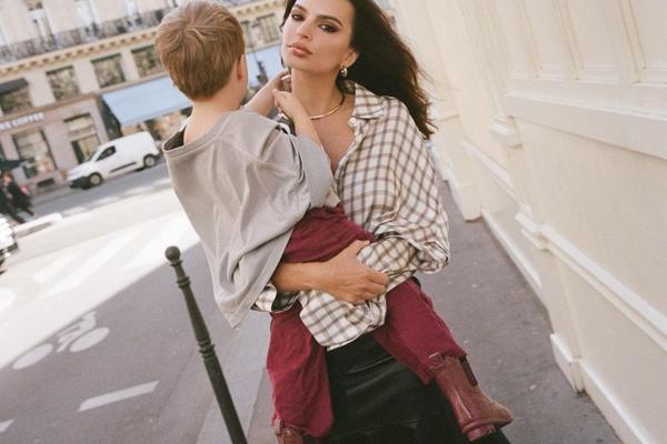 Эмили Ратаковски с сыном на модном показе instagram.com/emrata