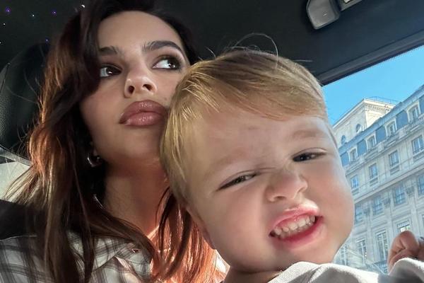 Эмили Ратаковски с сыном на модном показе instagram.com/emrata