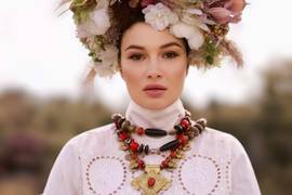 Приходько в ярких этнических нарядах показала несокрушимую женщину
