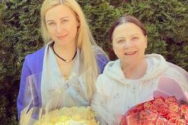 Тоня Матвиенко в день рождения мамы запостила редкие фото из семейного архива