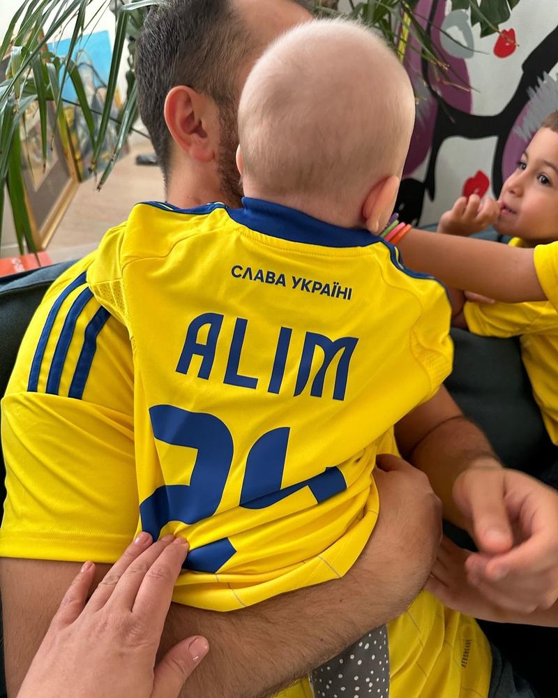 Джамала влаштувала фотосесію з чоловіком та трьома синами instagram.com/jamalajaaa Джамала влаштувала фотосесію з чоловіком та трьома синами instagram.com/jamalajaaa