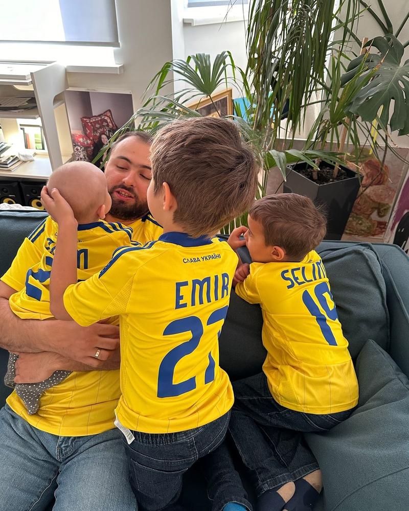 Джамала влаштувала фотосесію з чоловіком та трьома синами instagram.com/jamalajaaa Джамала влаштувала фотосесію з чоловіком та трьома синами instagram.com/jamalajaaa