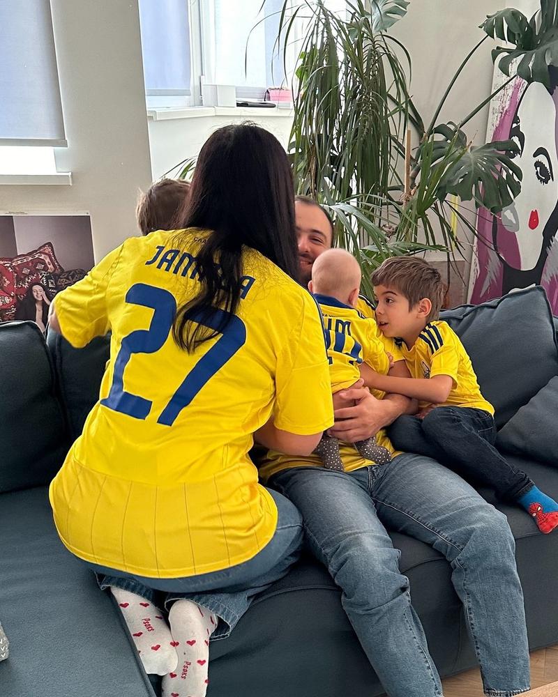 Джамала влаштувала фотосесію з чоловіком та трьома синами instagram.com/jamalajaaa Джамала влаштувала фотосесію з чоловіком та трьома синами instagram.com/jamalajaaa