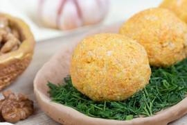 Рецепт дня: сырные шарики с орехами и морковью