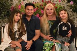 Камалія показала, як із доньками прикрасила дім у Лондоні до зимових свят