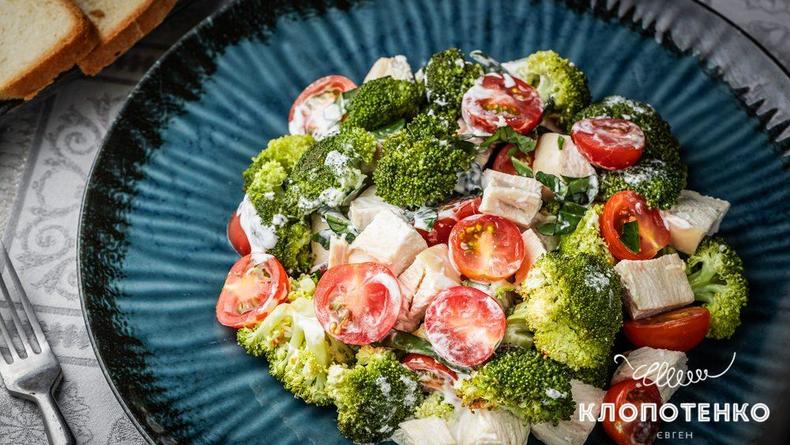 Рецепт дня: питательный салат с брокколи и куриным филе Рецепт дня: питательный салат с брокколи и куриным филе