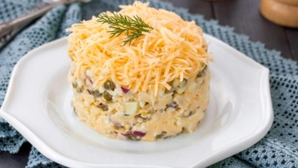 Простой салат с зелёным горошком, яйцами и сыром на Новый год 2025 Простой салат с зелёным горошком, яйцами и сыром на Новый год 2025
