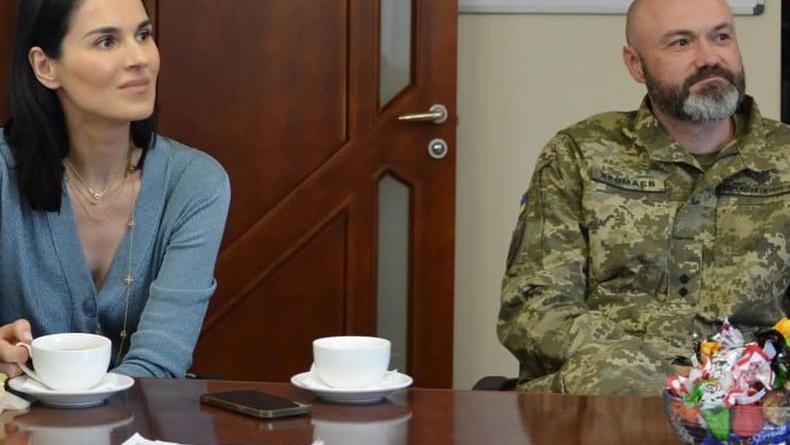Єфросиніна повідомила про повернення чоловіка з фронту та показала, чим він її балує Єфросиніна повідомила про повернення чоловіка з фронту та показала, чим він її балує