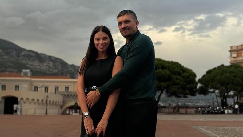 Дружина Усика показала цілунки з ним і їхніх дітей у 38-річчя боксера Дружина Усика показала цілунки з ним і їхніх дітей у 38-річчя боксера