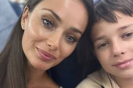 Мишина сверкнула прессом и показалась с сыном в Таиланде